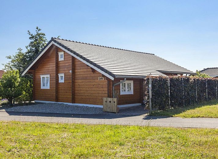 Moderne keuken in ZeeWolf vakantiewoning, Sint-Annaland, Tholen, Zeeland met houten afwerking.