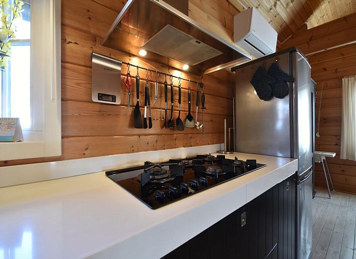 Moderne keuken in ZeeWolf vakantiewoning, Sint-Annaland, Tholen, Zeeland met houten afwerking.