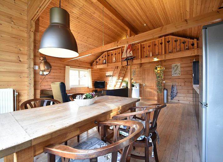 Moderne keuken in ZeeWolf vakantiewoning, Sint-Annaland, Tholen, Zeeland met houten afwerking.