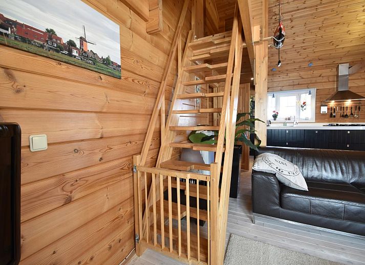 Comfortabele slaapkamer in ZeeWolf vakantiehuis, Sint-Annaland, Tholen, Zeeland met houten muren.