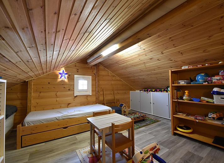 Comfortabele slaapkamer in ZeeWolf vakantiehuis, Sint-Annaland, Tholen, Zeeland met houten muren.