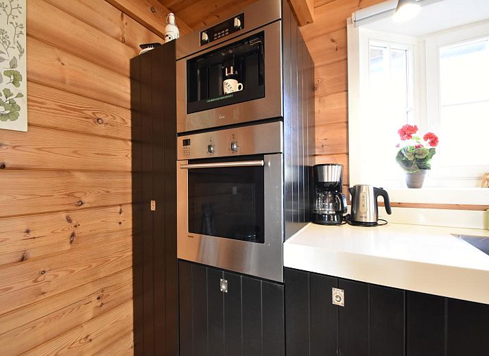 Comfortabele slaapkamer in ZeeWolf vakantiehuis, Sint-Annaland, Tholen, Zeeland met houten muren.