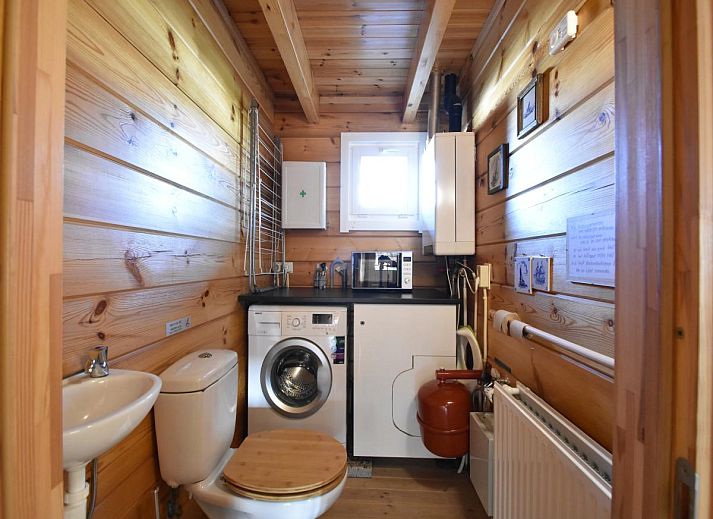Comfortabele slaapkamer in ZeeWolf vakantiehuis, Sint-Annaland, Tholen, Zeeland met houten muren.