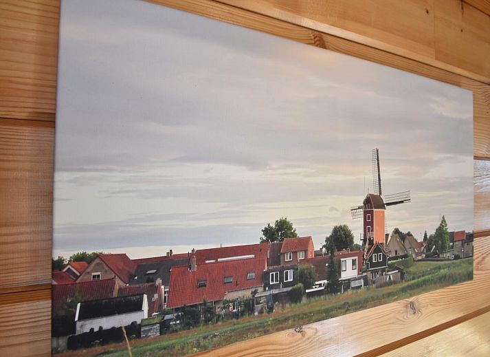 Comfortabele slaapkamer in ZeeWolf vakantiehuis, Sint-Annaland, Tholen, Zeeland met houten muren.