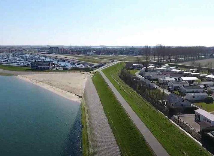Veranda van vakantiehuis ZE998 in Sint-Annaland, Tholen met comfortabele stoelen en uitzicht op de tuin.
