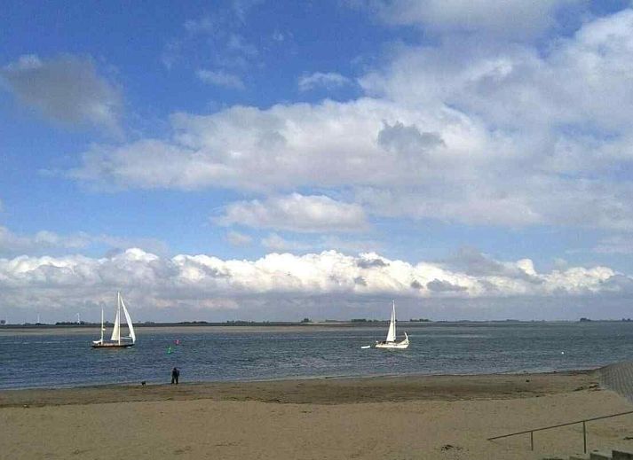 Veranda van vakantiehuis ZE998 in Sint-Annaland, Tholen met comfortabele stoelen en uitzicht op de tuin.