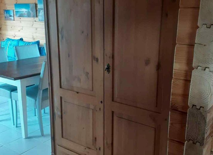 Moderne badkamer van vakantiehuis ZE998 in Sint-Annaland, Tholen met wasmachine en douche.