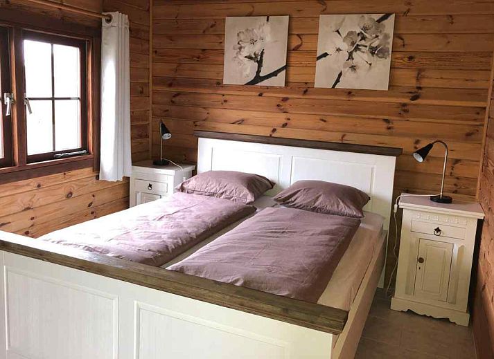 Moderne badkamer van vakantiehuis ZE998 in Sint-Annaland, Tholen met wasmachine en douche.