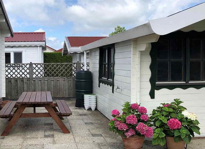 Moderne badkamer van vakantiehuis ZE998 in Sint-Annaland, Tholen met wasmachine en douche.