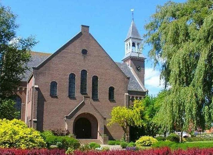 Charmante entree van vakantiehuis ZE998 in Sint-Annaland, Tholen met houten veranda en tuin.