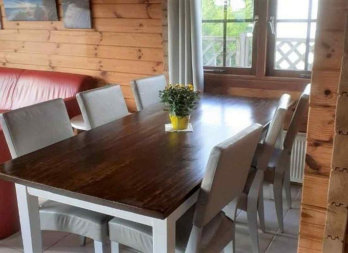 Charmante entree van vakantiehuis ZE998 in Sint-Annaland, Tholen met houten veranda en tuin.