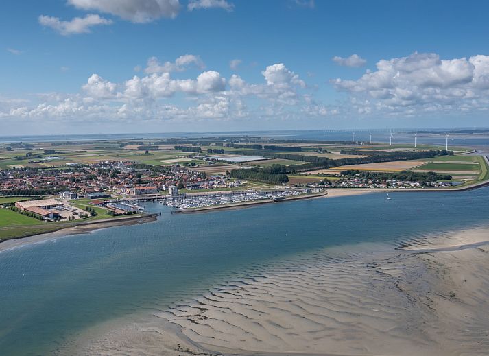 Gezellig terras bij vakantiehuis ZE998 in Sint-Annaland, Tholen met picknicktafel en bloemen.