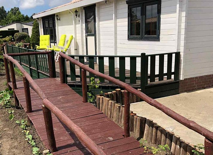 Gezellig terras bij vakantiehuis ZE998 in Sint-Annaland, Tholen met picknicktafel en bloemen.