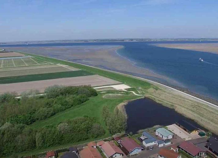 Gezellig terras bij vakantiehuis ZE998 in Sint-Annaland, Tholen met picknicktafel en bloemen.