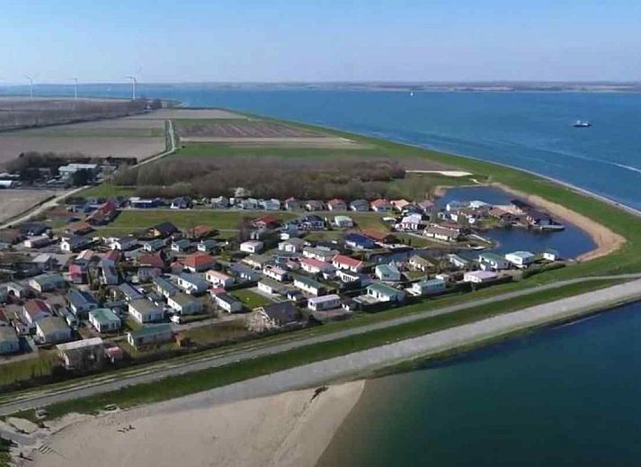 Prachtige bloementuin in de omgeving van vakantiehuis ZE998 in Sint-Annaland, Tholen.