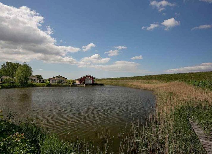 Schoene Aussicht ueber das Wasser beim Ferienhaus ZE476 in Sint-Annaland, Tholen, Zeeland.