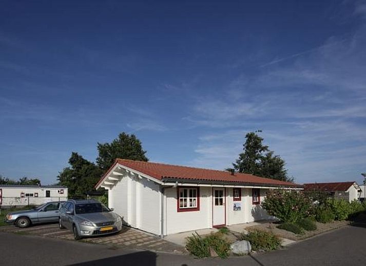 Schoene Aussicht ueber das Wasser beim Ferienhaus ZE476 in Sint-Annaland, Tholen, Zeeland.