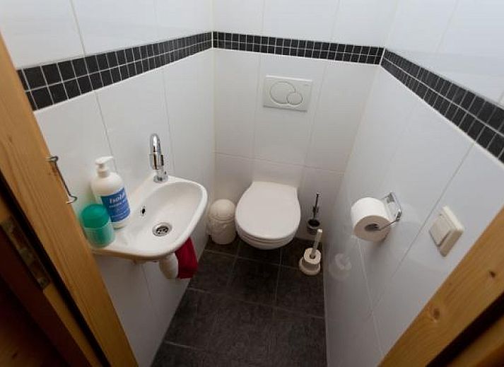 Praktischer Hauswirtschaftsraum mit Waschmaschine im Ferienhaus ZE476 in Sint-Annaland, Tholen, Zeeland.