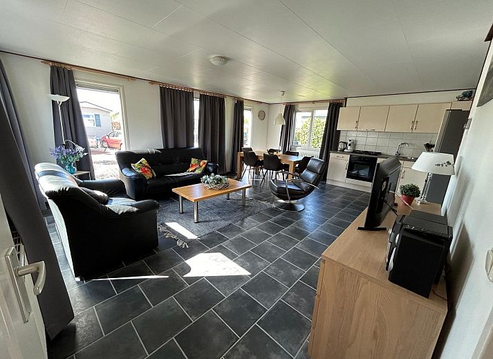 VZ926 Ferienhaus in Sint-Annaland mit modernem Aussenbereich und Terrasse, gelegen in Tholen, Zeeland.