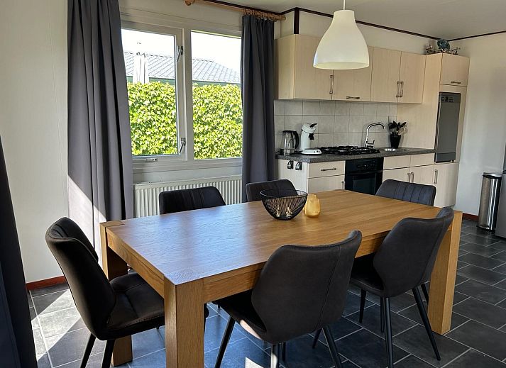 Seitenansicht von VZ926 Ferienchalet in Sint-Annaland mit gruenem Garten in Tholen, Zeeland.