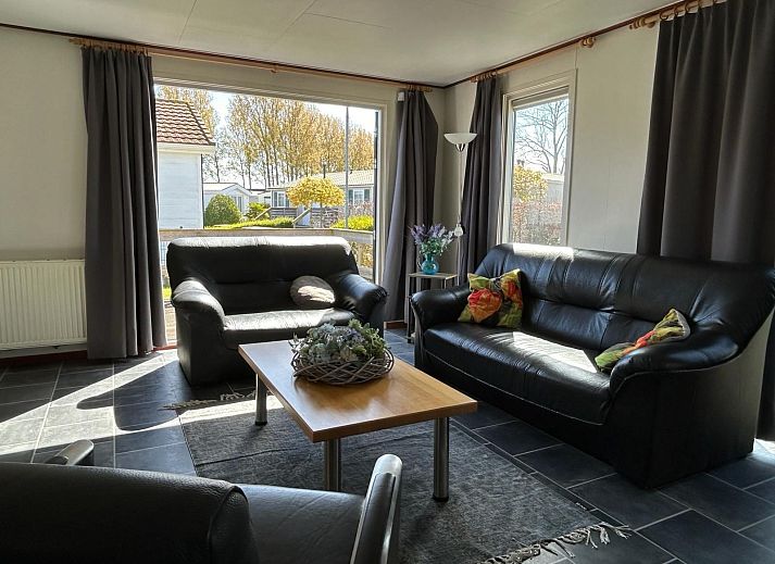 Seitenansicht von VZ926 Ferienchalet in Sint-Annaland mit gruenem Garten in Tholen, Zeeland.