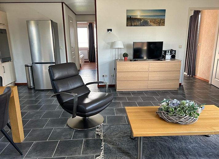 Seitenansicht von VZ926 Ferienchalet in Sint-Annaland mit gruenem Garten in Tholen, Zeeland.