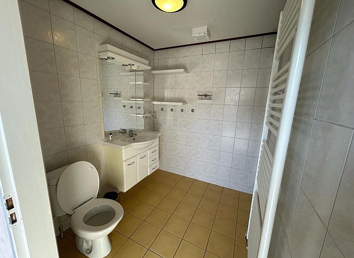 Seitenansicht von VZ926 Ferienchalet in Sint-Annaland mit gruenem Garten in Tholen, Zeeland.