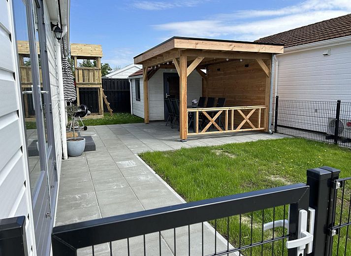 VZ926 Ferienchalet in Sint-Annaland mit geraeumiger Auffahrt und Veranda, gelegen in Tholen, Zeeland.