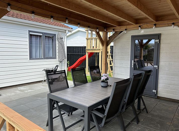 Gemuetliches Wohnzimmer in VZ926 Ferienchalet in Sint-Annaland, Tholen, Zeeland mit viel Licht.