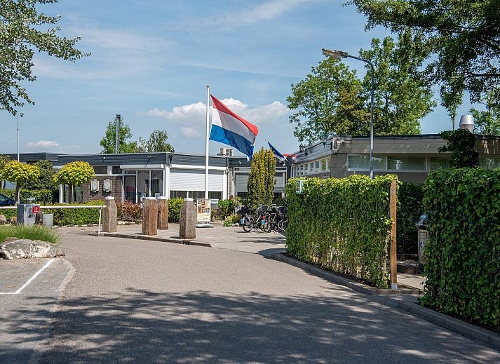 Essecke in VZ926 Ferienhaus in Sint-Annaland, Tholen, Zeeland mit Holztisch und bequemen Stuehlen.