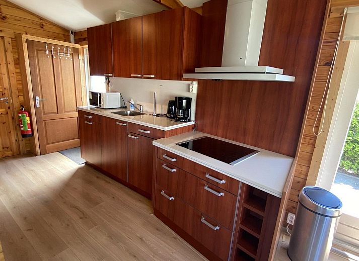 Zijaanzicht van VZ579 Chalet Sint-Annaland, met terras in Sint-Annaland.