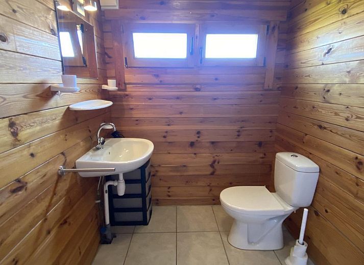 Zijaanzicht van VZ579 Chalet Sint-Annaland, met terras in Sint-Annaland.