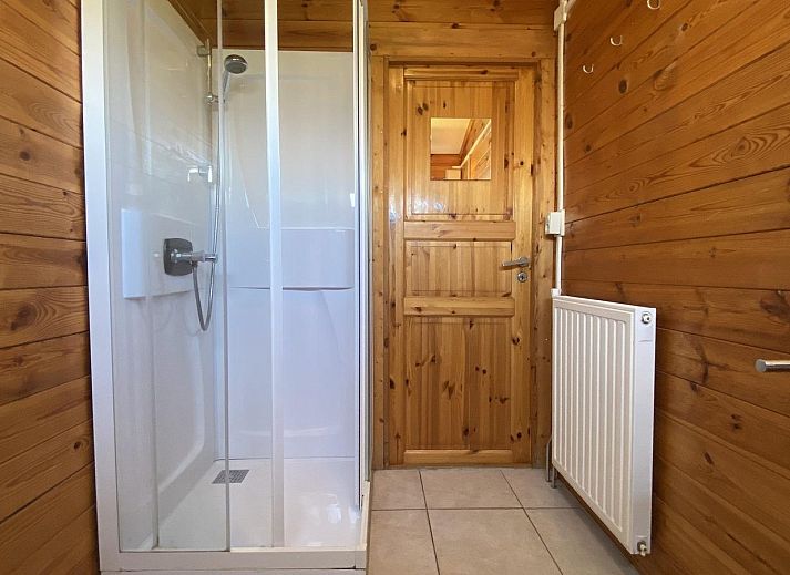 Ruim terras bij VZ579 Chalet Sint-Annaland, vakantieaccommodatie in Zeeland.