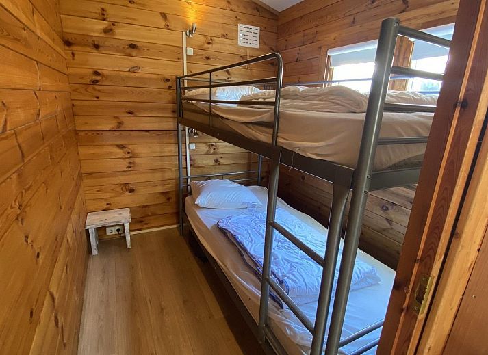 Ruim terras bij VZ579 Chalet Sint-Annaland, vakantieaccommodatie in Zeeland.