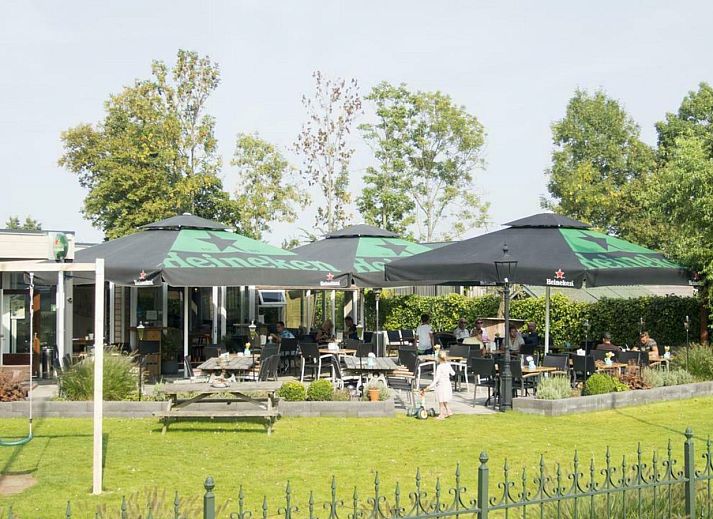 Ruim terras bij VZ579 Chalet Sint-Annaland, vakantieaccommodatie in Zeeland.