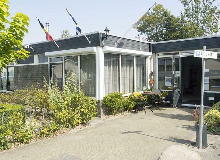 Gezellige woonkamer in VZ579 Chalet Sint-Annaland, Sint-Annaland, Tholen.