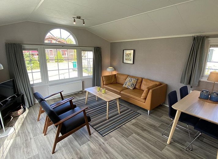 Zijaanzicht van VZ841 Vakantiechalet Sint Annaland in Tholen, met terras en groen.