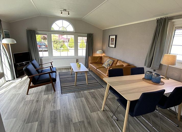Zijaanzicht van VZ841 Vakantiechalet Sint Annaland in Tholen, met terras en groen.