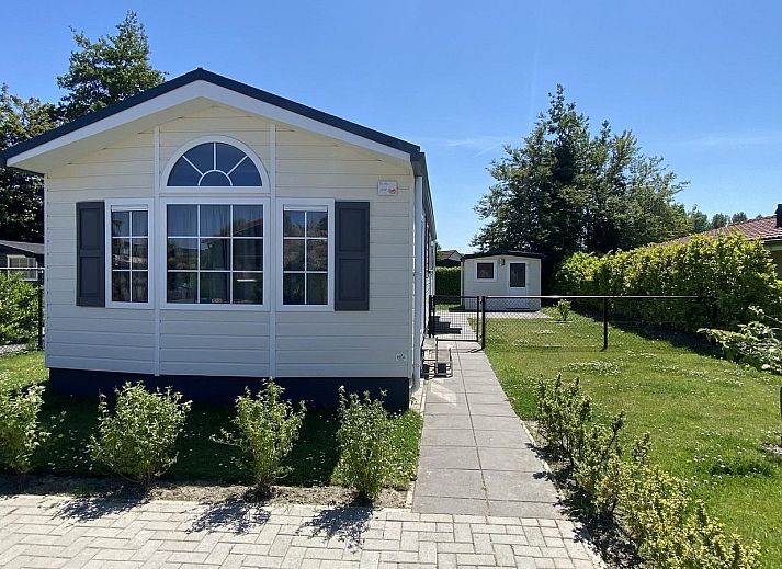 Terras met tafel bij VZ841 Vakantiechalet Sint Annaland in Tholen, Zeeland.
