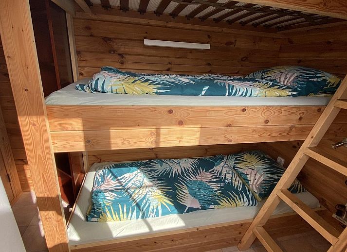 Sonnige Terrasse des VZ810 Ferienhauses Sint-Annaland in Tholen.