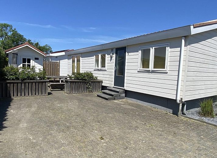 Buitenruimte bij VZ478 Chalet 96 Sint-Annaland met barbecue en picknicktafel, Tholen, Zeeland.