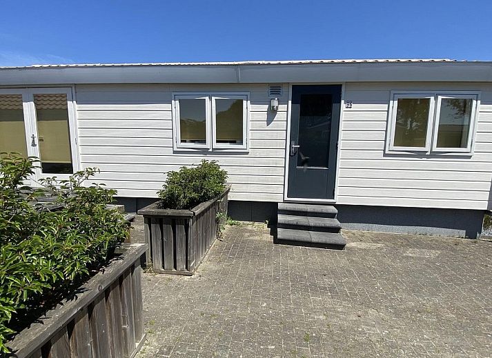 Buitenruimte bij VZ478 Chalet 96 Sint-Annaland met barbecue en picknicktafel, Tholen, Zeeland.