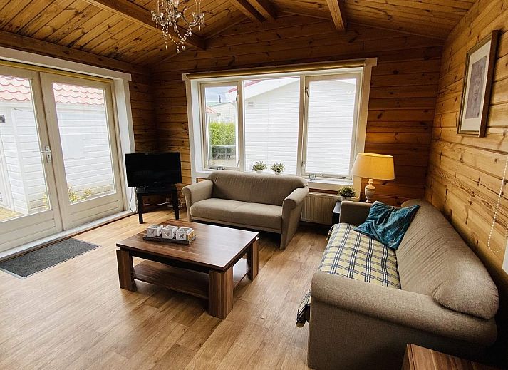 Buitenruimte bij VZ478 Chalet 96 Sint-Annaland met barbecue en picknicktafel, Tholen, Zeeland.