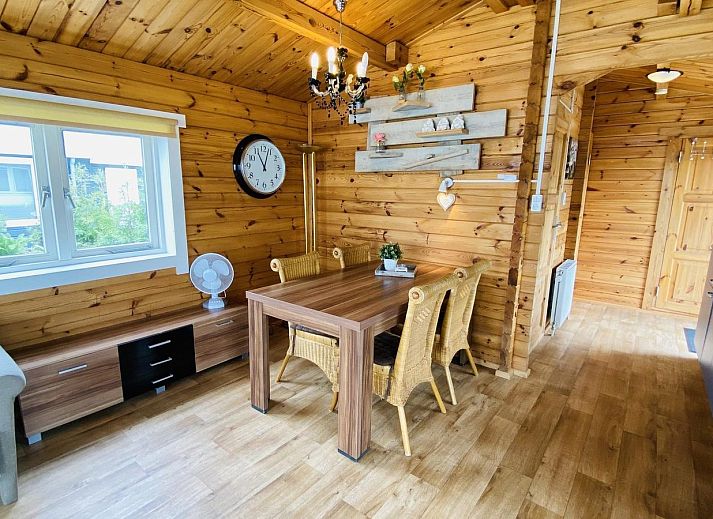 Vooraanzicht van VZ478 Chalet 96 Sint-Annaland met ruime oprit, Tholen, Zeeland.