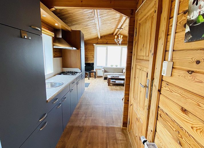 Vooraanzicht van VZ478 Chalet 96 Sint-Annaland met ruime oprit, Tholen, Zeeland.