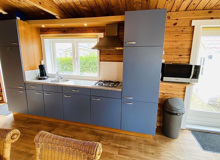 Vooraanzicht van VZ478 Chalet 96 Sint-Annaland met ruime oprit, Tholen, Zeeland.