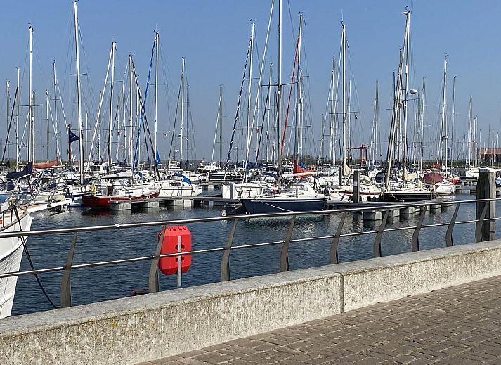 Lichte woonkamer in VZ478 Chalet 96 Sint-Annaland met comfortabele banken, Tholen, Zeeland.