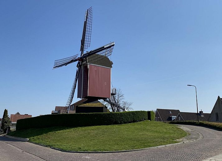 Lichte woonkamer in VZ478 Chalet 96 Sint-Annaland met comfortabele banken, Tholen, Zeeland.