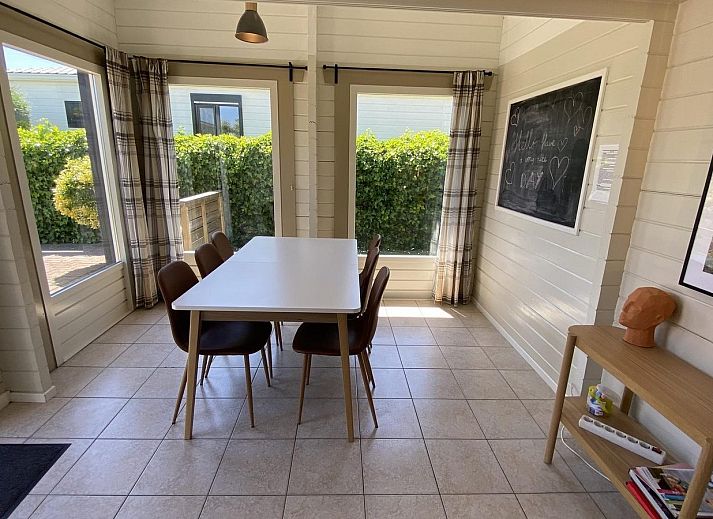 Vooraanzicht van VZ292 Chalet Sint-Annaland in Tholen, Zeeland met groene omgeving.