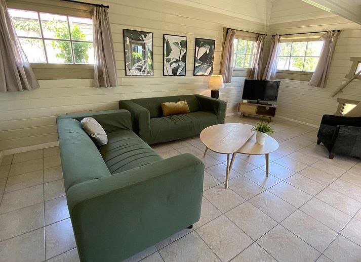 Vooraanzicht van VZ292 Chalet Sint-Annaland in Tholen, Zeeland met groene omgeving.